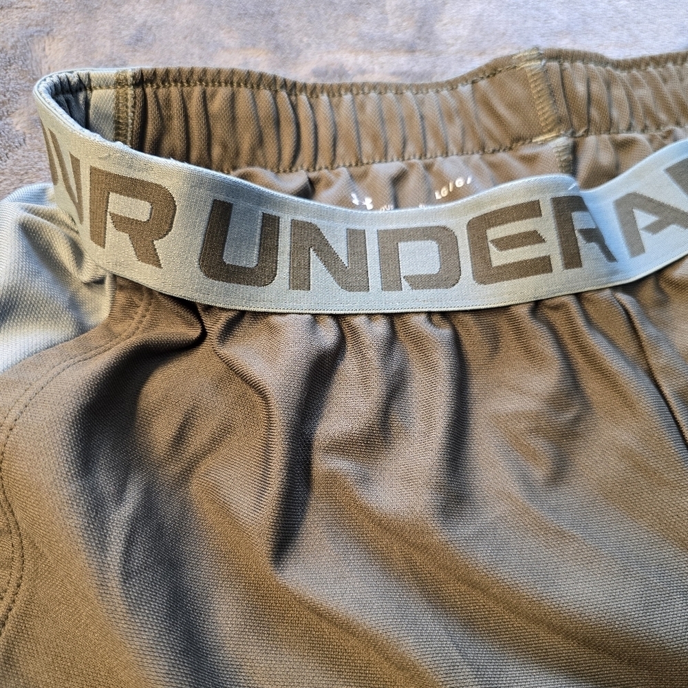Under Armour Loose Hunter Green Shorts Size Large - Picture 4 of 11